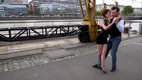 Two skilled tango performers doing difficultements while dancing in Buenos Aires