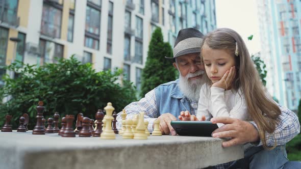 Granddaughter Teaches Grandfather Use Smartphone