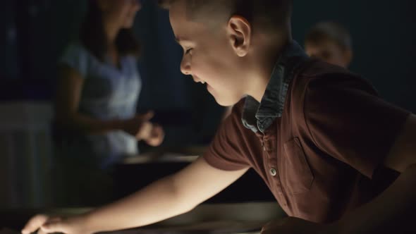 Children Enjoying Sand Animation Class