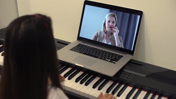 A Little Girl Learns to Play the Piano From Video Lessons