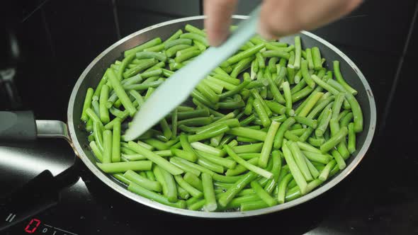 Cooking green beans in frying pan