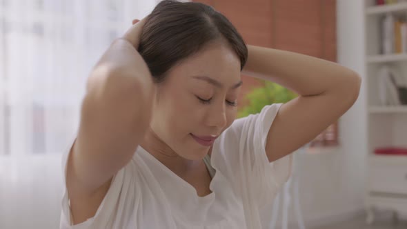 In the fitness studio, an Asian woman is studying online fitness training.