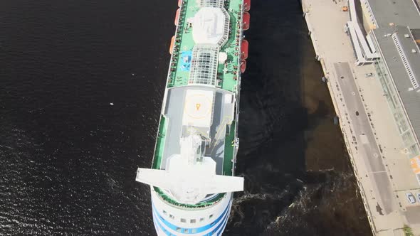 Cruise ship turning around on the river