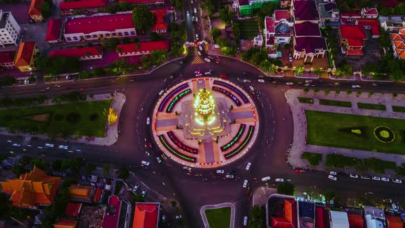 Traffic Around Illuminated Independence Monument In Phnom Penh, Cambodia - Sunset To Night Hyperlaps