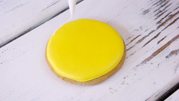 Decoration of Round Cookie with White Glazing