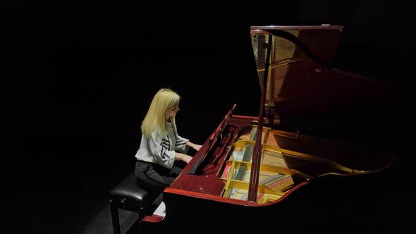 Smooth Shot of a Musician at the Piano