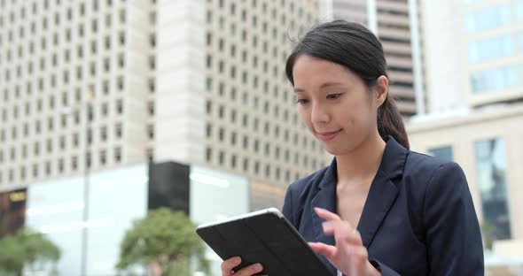 Businesswoman use of tablet computer