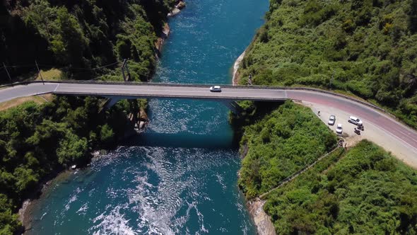 Auto cruza el puente Malihue en Rio San Pedro, Chile, vista aérea desde un dron.