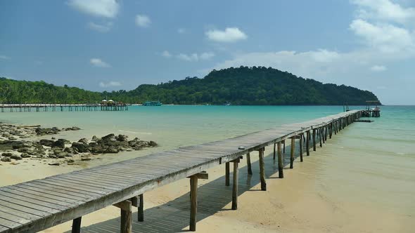 Beautiful tropical beach sea ocean with blue sky and white cloud