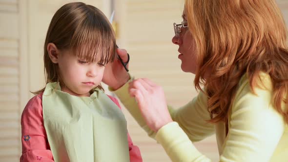 Mom Cut the Child's Hair