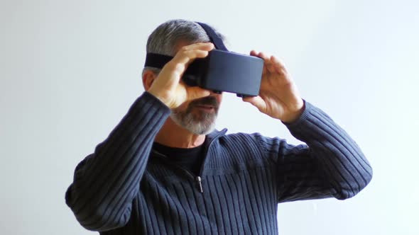 Man using virtual reality headset at home 4k