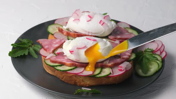  bread with poached eggs
