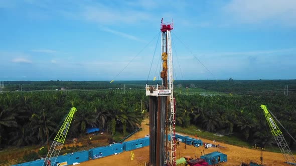 Cinematic Onshore Drilling and Workover Rig structure for oil exploration and exploitation in the mi