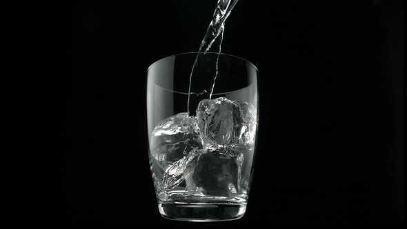 Pouring water into glass, Slow Motion alt