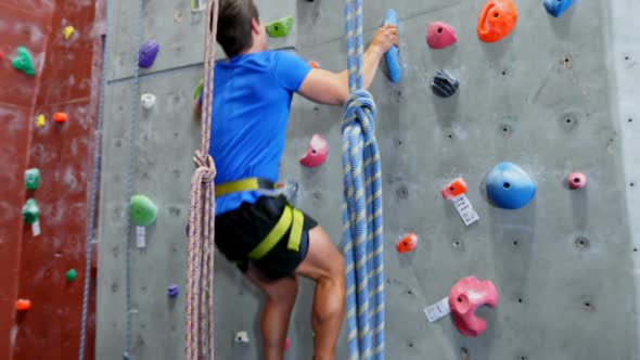 happy woman looking at man while bouldering 4k