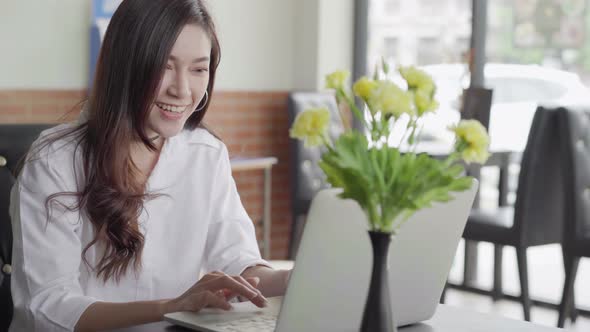 woman using laptop computer in cafe