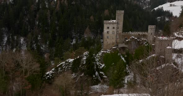 Camera movement showing the wonderful Gernstein Castle