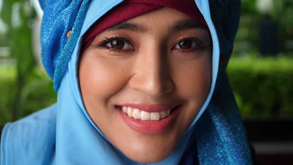 Close up Portrait of muslim business woman smiling look at camera