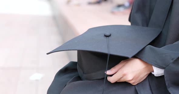 Woman wear graduation and holding mortarboard