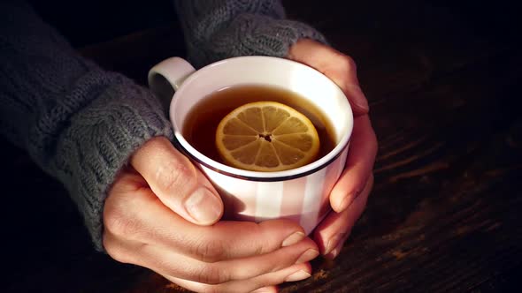 Warm tea with lemon. Warm the palms of your hands on a mug with a warming drink. Cold treatment.