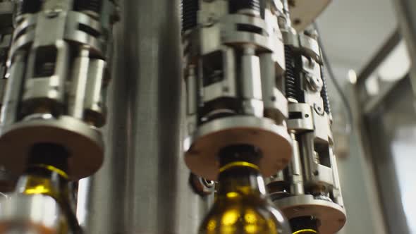 Automatic tightening of the cork on a glass bottle