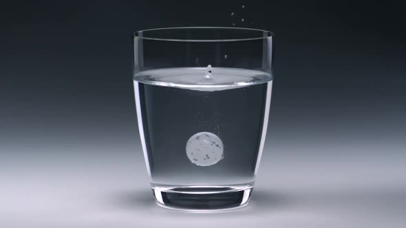 Tablet in water, Slow Motion alt