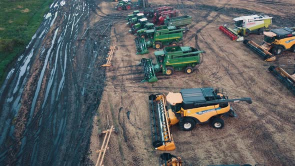Many Combine Harvesters In A Agricultural Field Aerial View alt