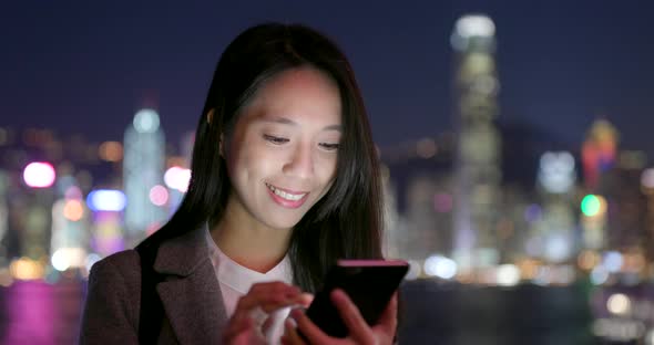 Business woman use of cellphone in cityscape