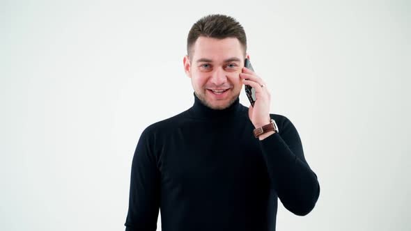 Portrait of a smiling man talking on the phone