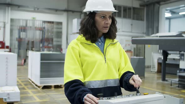 Concentrated Female Worker Setting Printing Machine