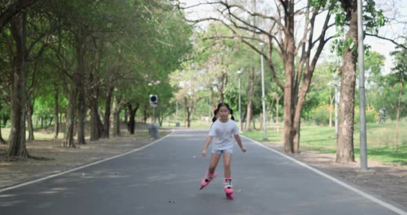Little girl playing roller blade alt
