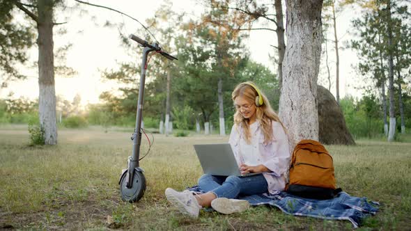 Amazing Blonde Hair Woman Came in the Park 