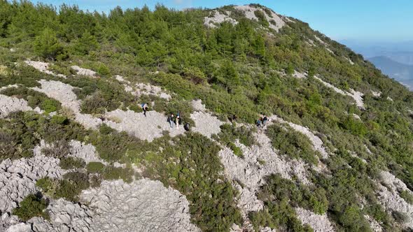 A group of travelers goes downhill 4 K