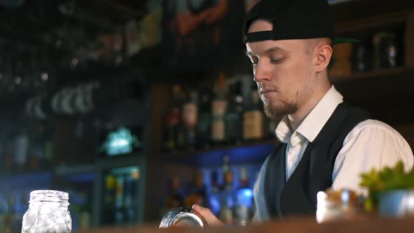 Guy-bartender Shows the Tricks