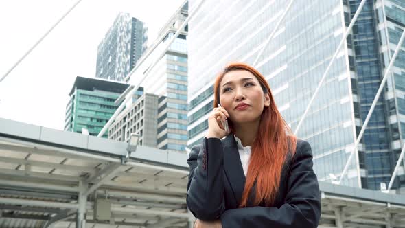 Smart Business Woman Talking on the Mobile Phone with Smiling Over Building Cityscape Background