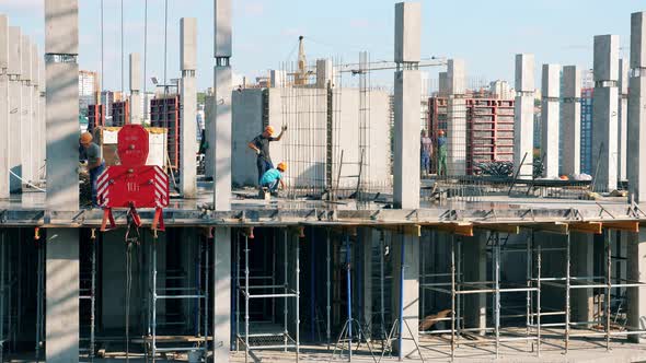 Many People Work on a Contruction Site alt