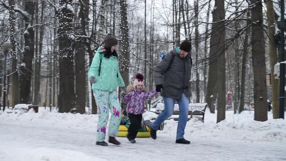 Parents spend a weekend with their children in the park on a winter day