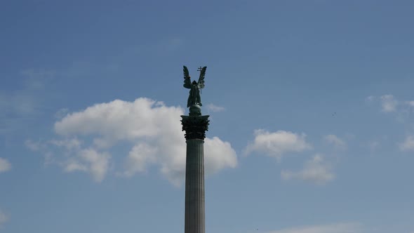 Time lapse from statue at Heroes square 