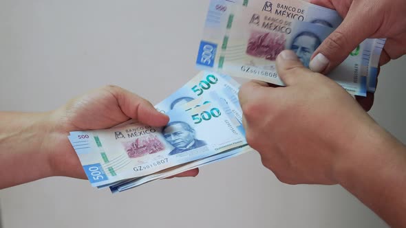 Man Pays Money To Woman 500 Mexican Pesos cash with hans