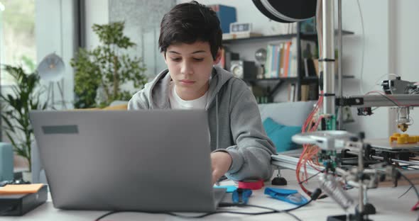 Intelligent student using a 3D printer at home