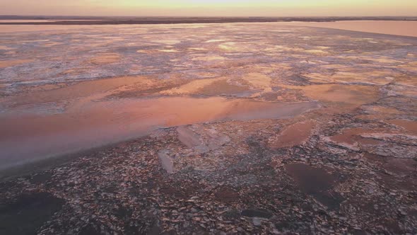 Bevroren ijselmeer bij de ingang Lorenzsluizen