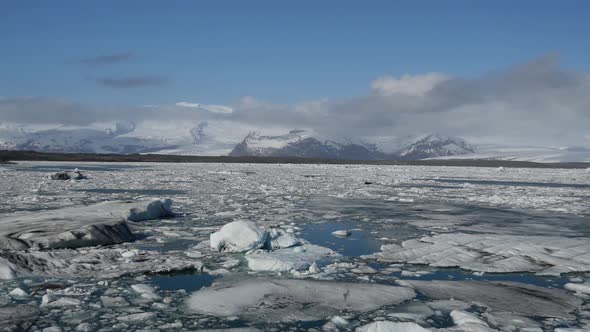 Pan from the Jökulsárlón Glacier lagoon 