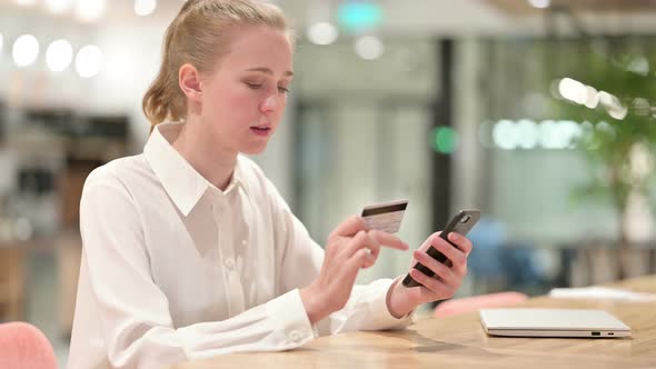 Online Payment Failure on Smartphone By Young Businesswoman 