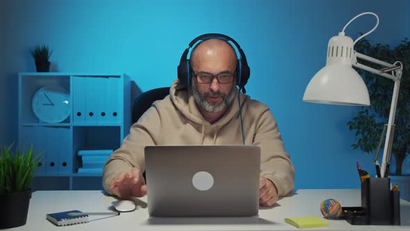 Manager Works At The Computer alt