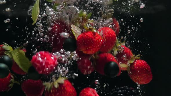 Fresh Raspberries with Blueberries and Fresh Mint