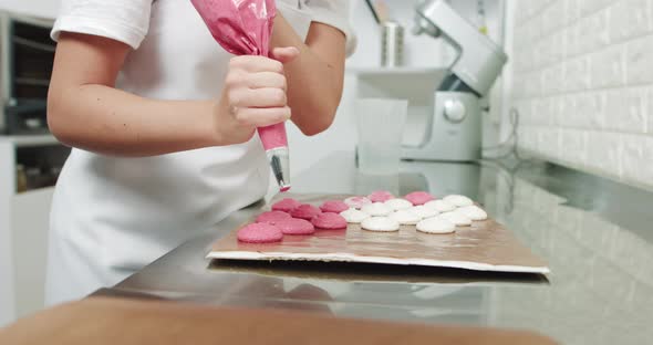 Making Pink Macarons