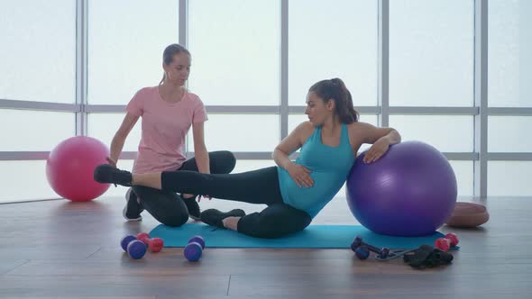 Personal Fitness Trainer Helps you with Exercise for Pregnant Women