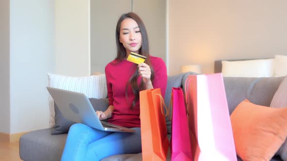 Woman use credit card for online shopping