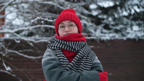 Portrait of a young woman on a winter day outdoors alt