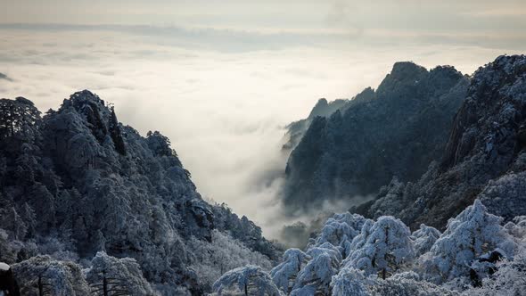 Time lapse fog surrounding the Yellow Mountains (Huangshan) in China